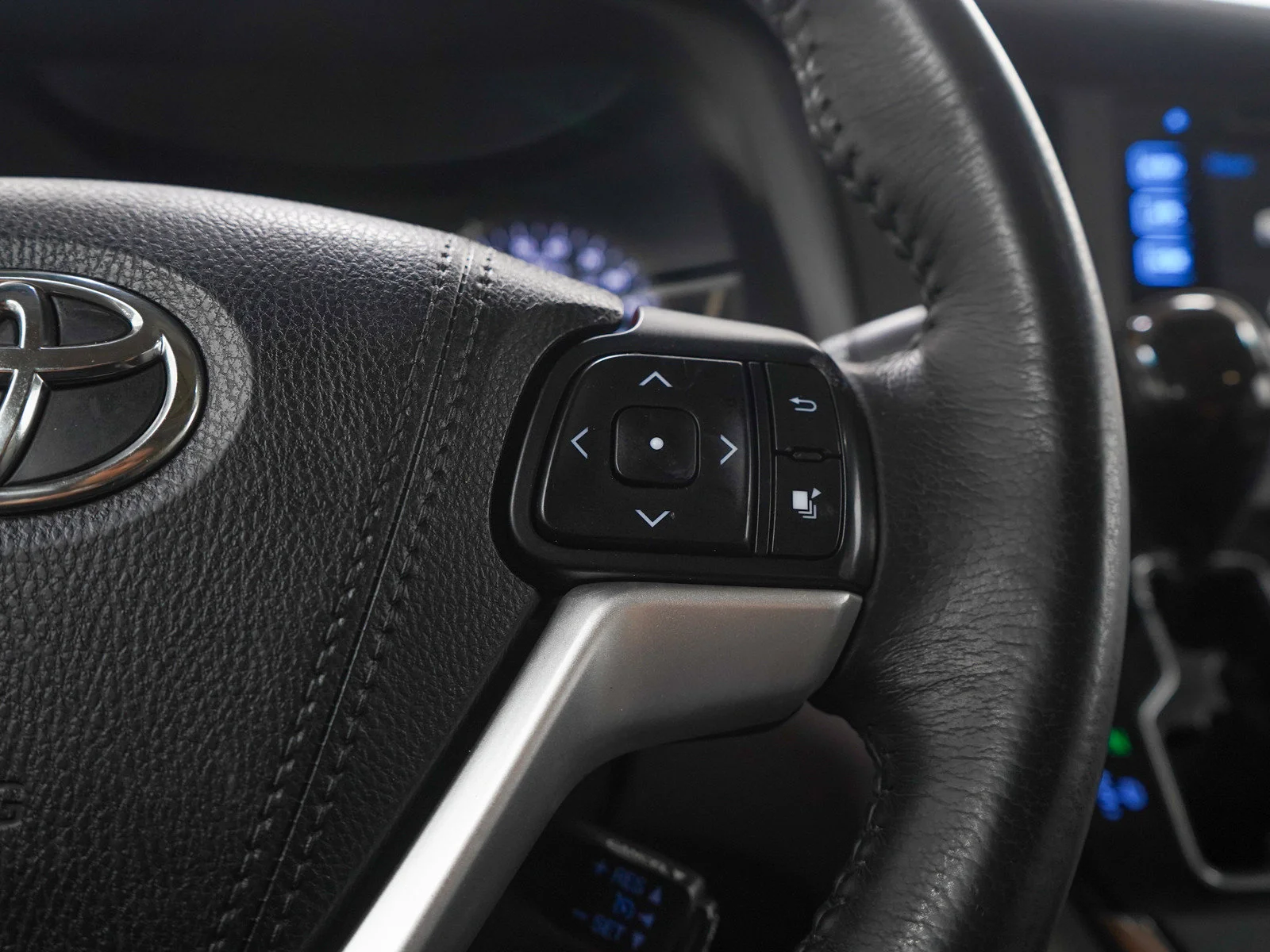 Used 2017 White Toyota XLE image 28