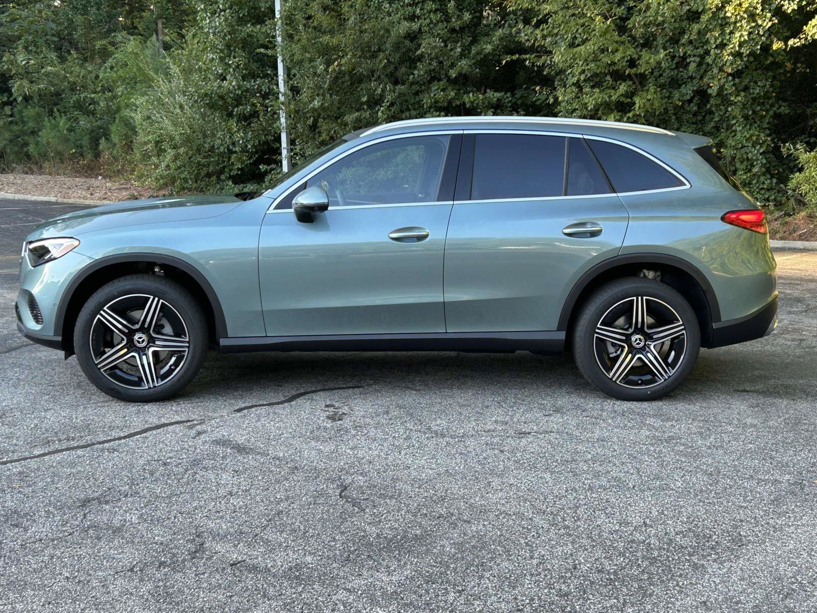 New 2027 Verde Silver Metallic Mercedes-Benz GLC 300 SUV image 14