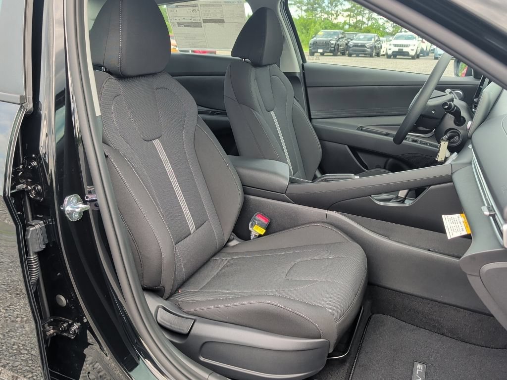 New 2026 Abyss Black Hyundai SE image 43
