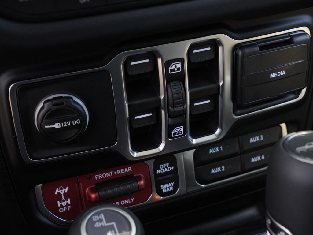 New 2026 Bright White Clear-Coat Exterior Paint Jeep Rubicon image 15