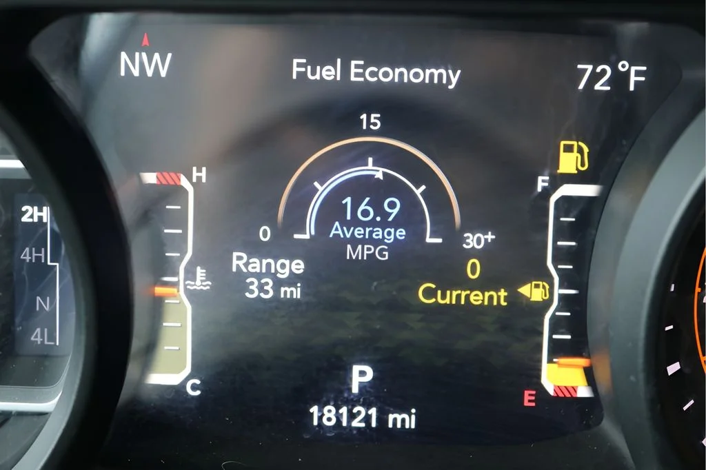 Used 2025 White Jeep Sahara image 28