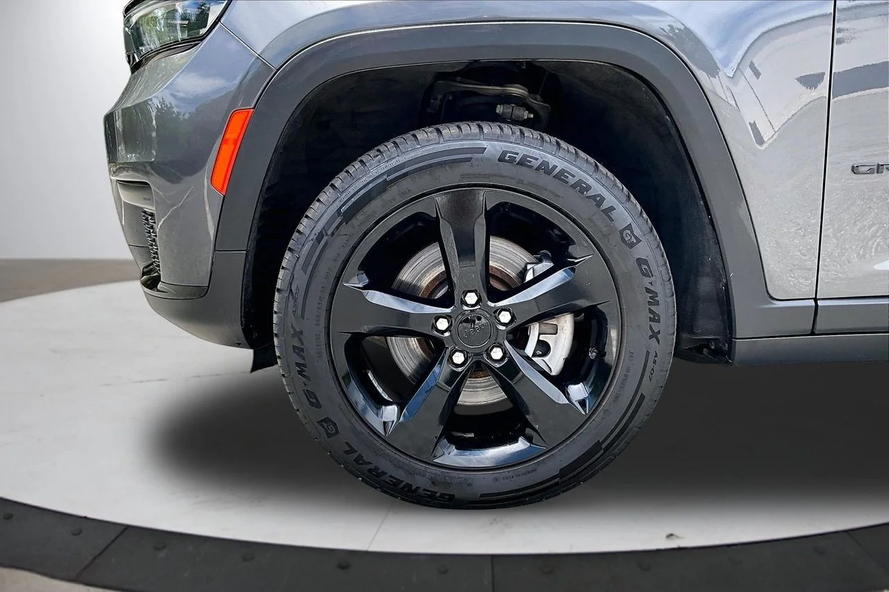 Used 2023 Gray Jeep Altitude image 32