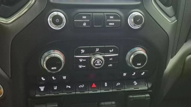 Used 2022 White Frost Tricoat GMC Denali image 22