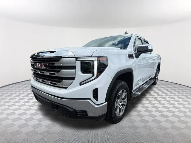 Used 2025 Summit White GMC SLE image 1