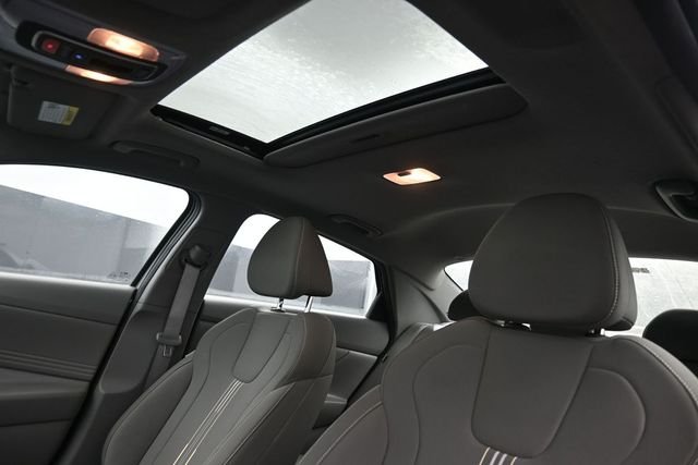Used 2025 Silver Hyundai SEL Convenience image 27