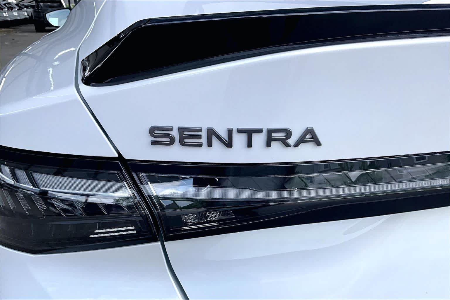 New 2026 Aspen White Tricoat/Super Black Nissan SR image 8