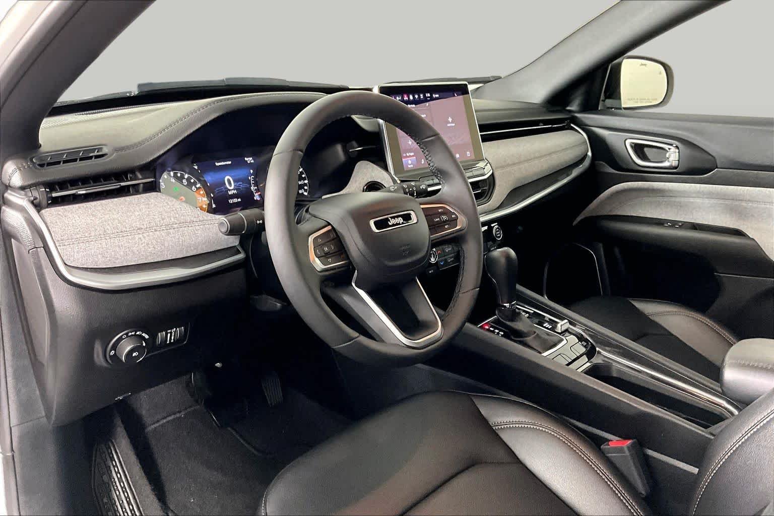 Used 2024 White Jeep Latitude Lux FWD image 17