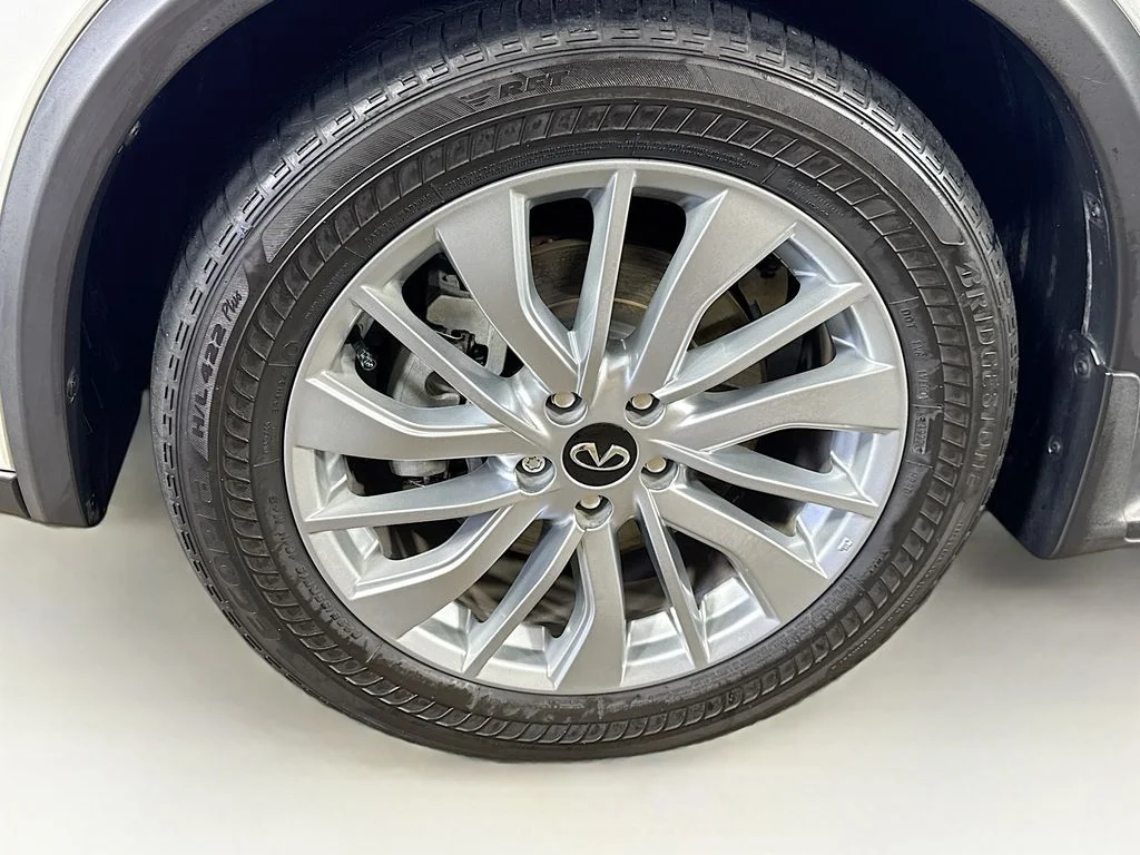 Certified Used 2023 White INFINITI LUXE image 40