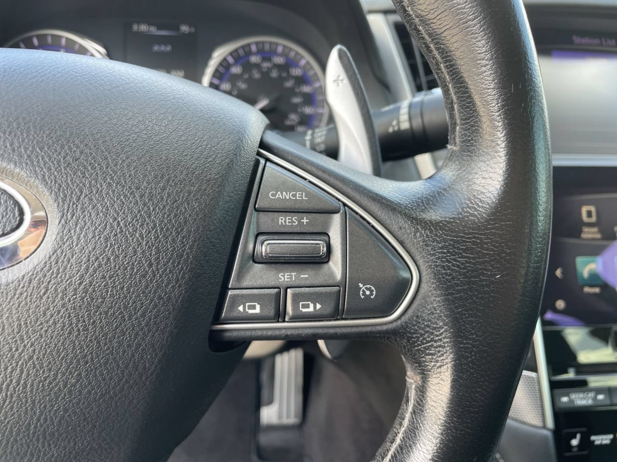 Used 2015 Venetian Ruby INFINITI Sport image 26