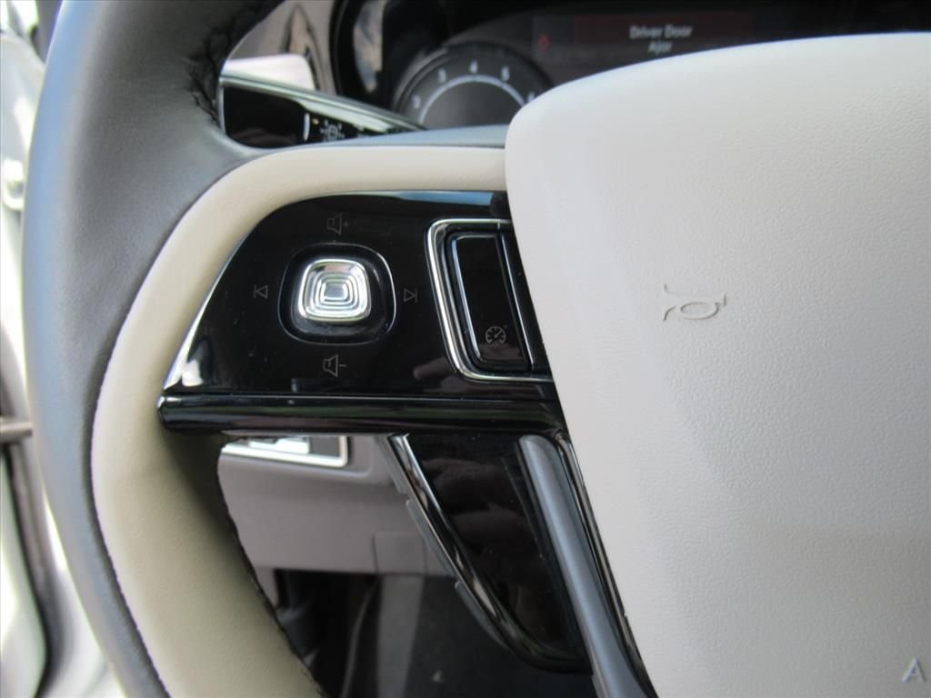 Used 2022 White Lincoln Standard image 23