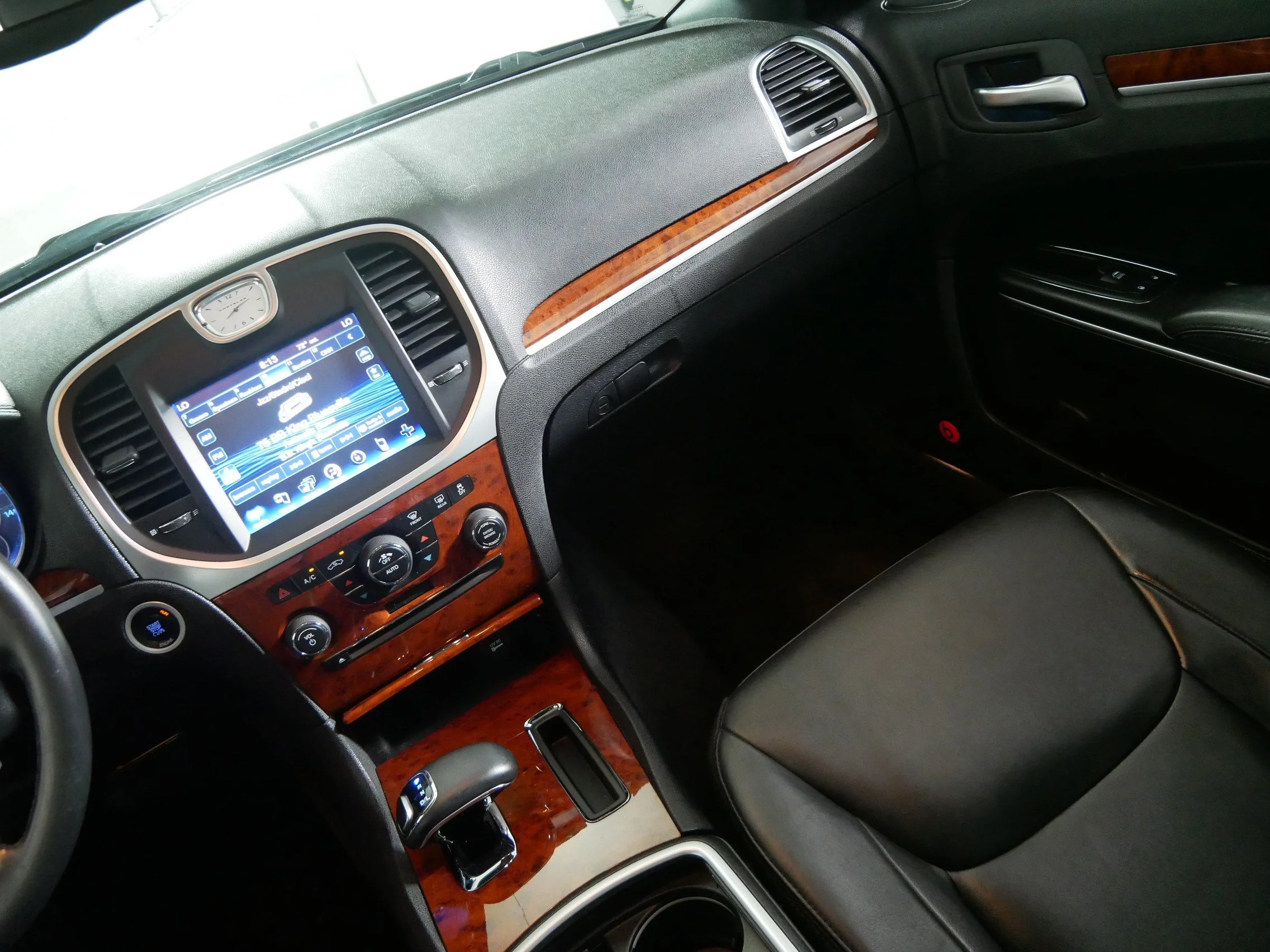 Used 2014 Granite Crystal Metallic Clearcoat Chrysler  image 11