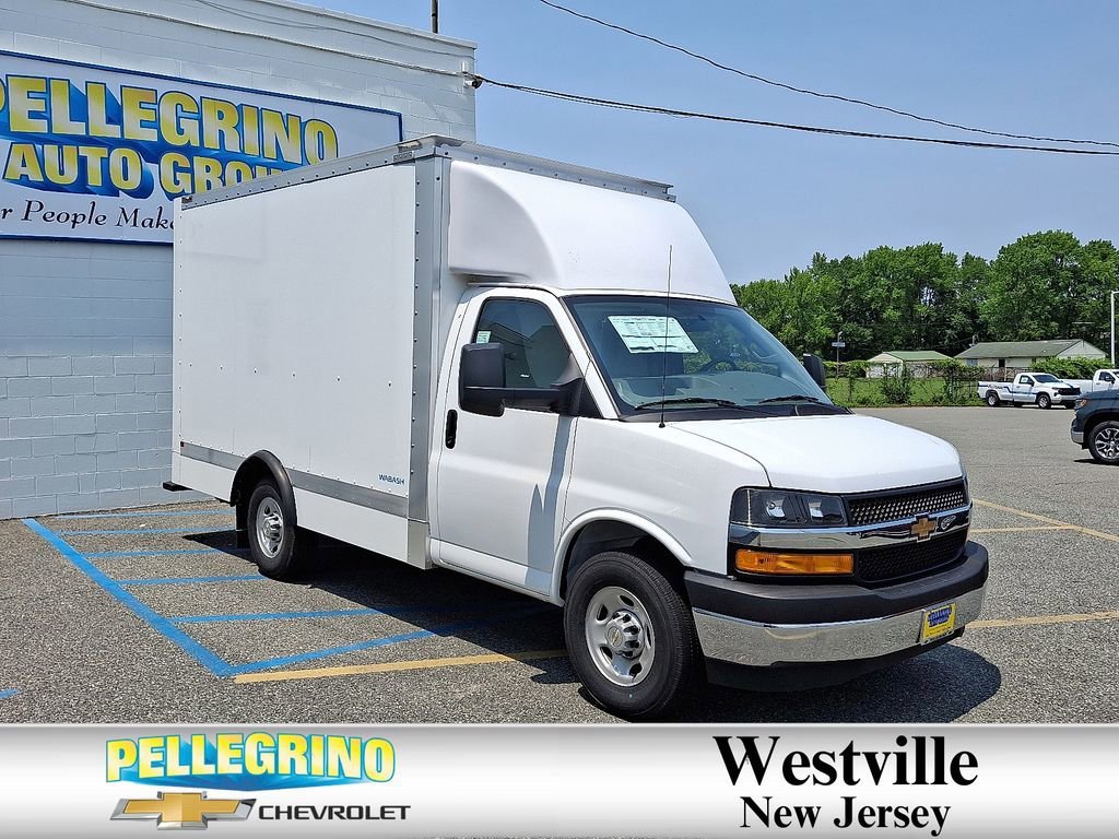 Summit White 2025 Chevrolet Express Chassis 3500 Cutaway 139 Van Rear-Wheel Drive Automatic