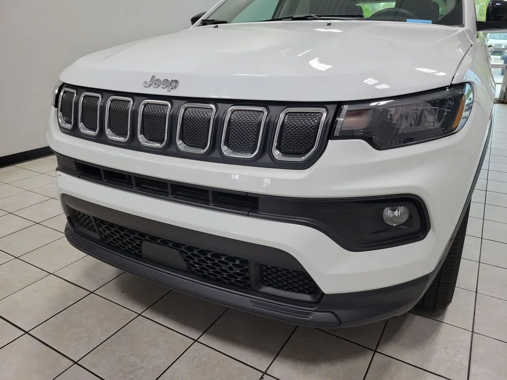 Used 2022 White Jeep Latitude Lux image 24