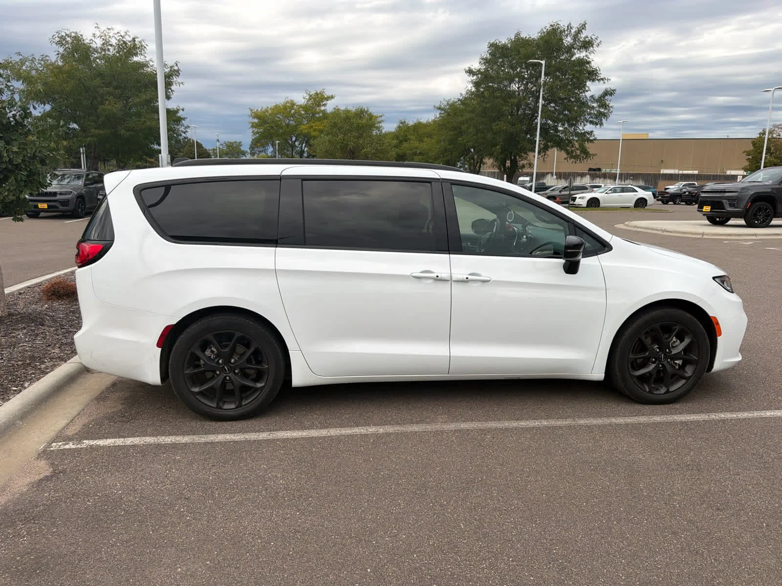 Used 2024 Bright White Clearcoat Chrysler Limited image 4