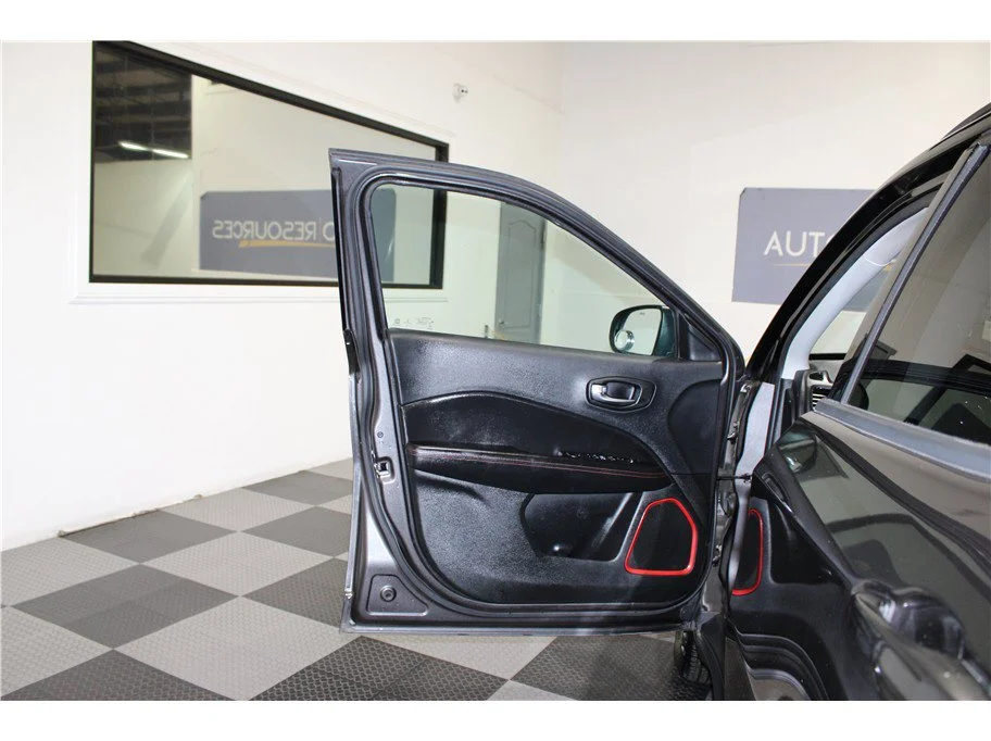Used 2018 Granite Crystal Metallic Clearcoat Jeep Trailhawk image 11