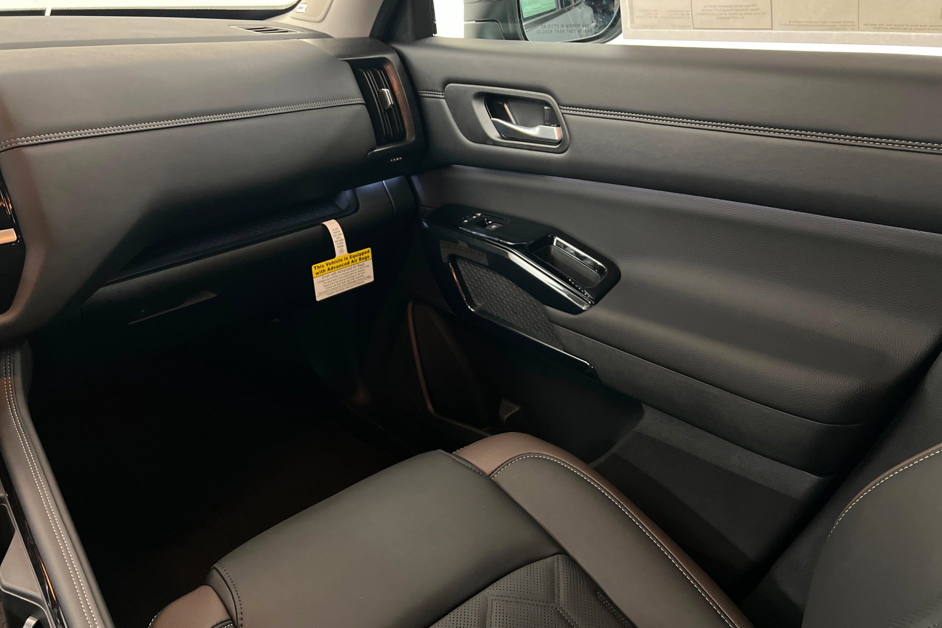 New 2026 Boulder Gray Pearl / Super Black Two-tone Nissan Platinum image 11