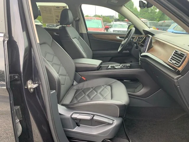 Used 2025  Volkswagen 2.0T SE w/Technology image 17