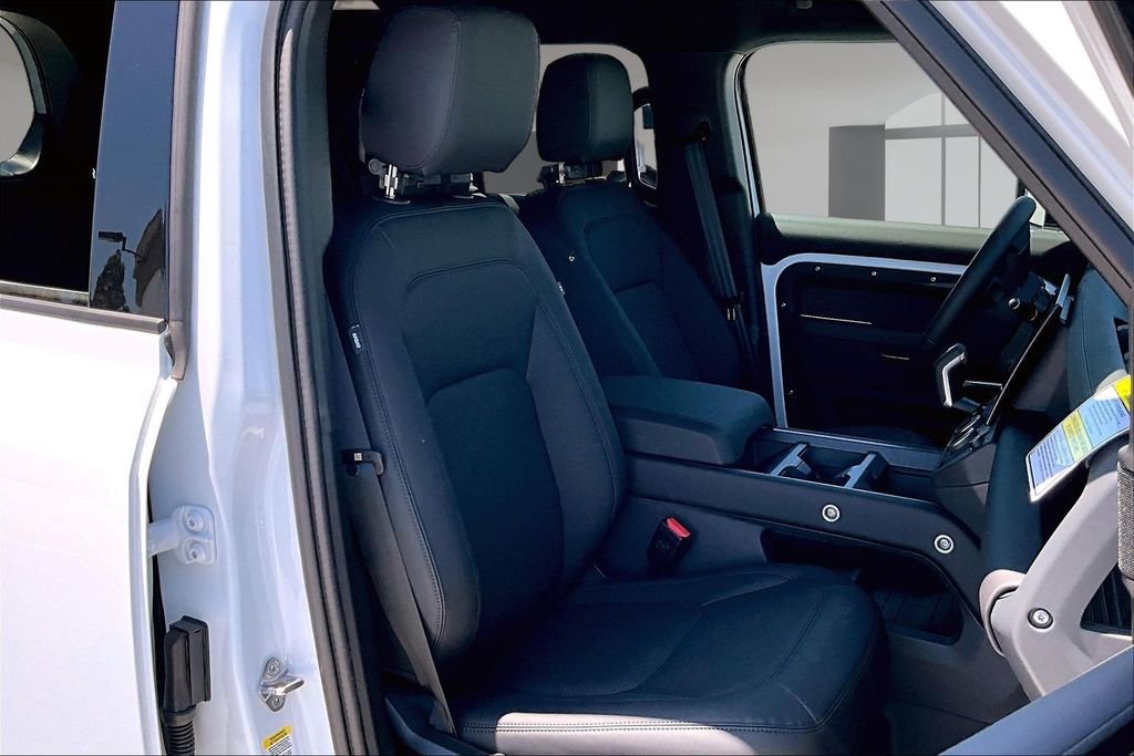 New 2026 FUJI WHITE Land Rover S 300PS  image 11