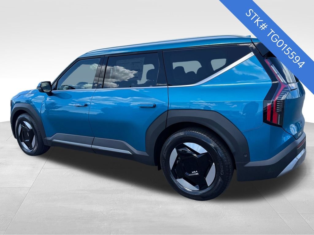 New 2026 Ocean Blue Kia Wind AWD image 5