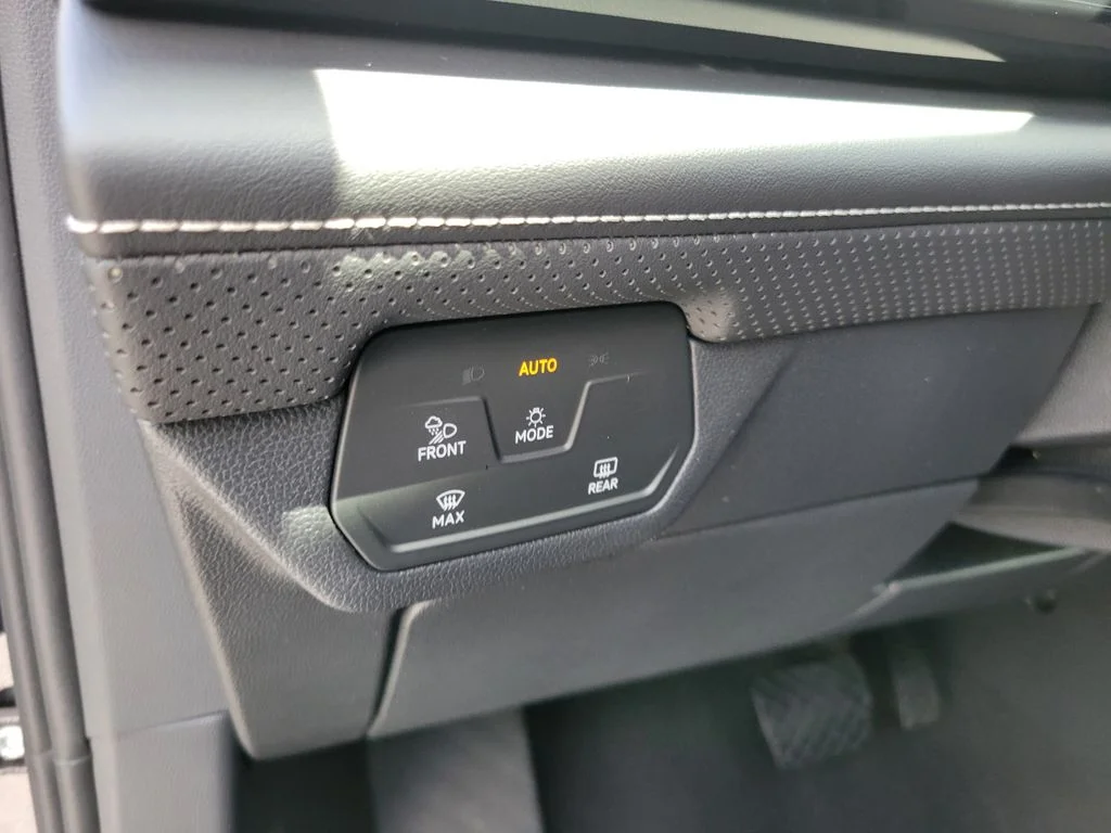 Used 2026  Volkswagen SE w/Technology image 18