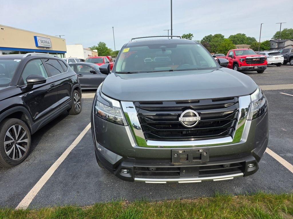 2022 Nissan Pathfinder Platinum 4WD's photo