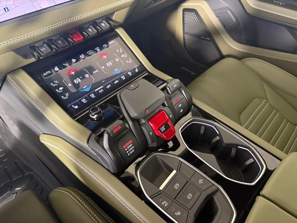 2025 Lamborghini Urus SE - Photo 8