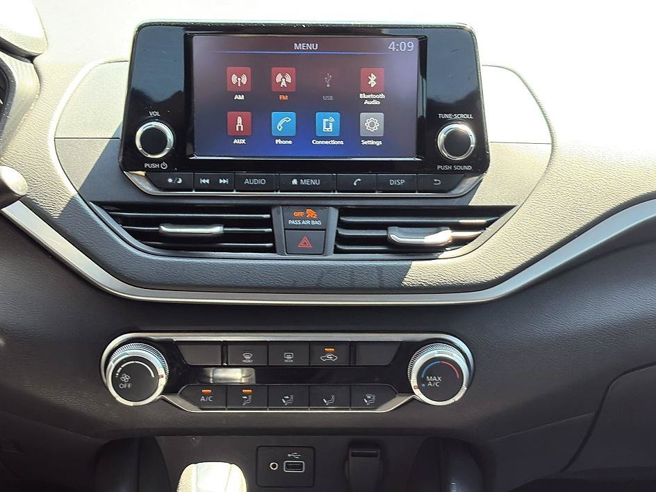 Used 2022 Glacier White Nissan 2.5 S image 40