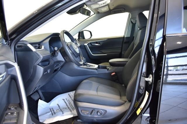 2025 Toyota RAV4 XLE - Photo 18