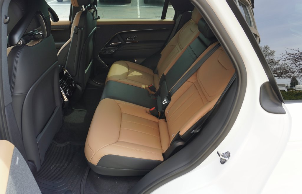 New 2026 Ostuni Pearl White Land Rover Dynamic SE image 32