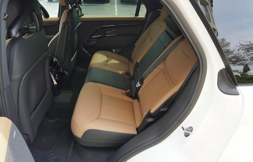 New 2026 Ostuni Pearl White Land Rover Dynamic SE image 33
