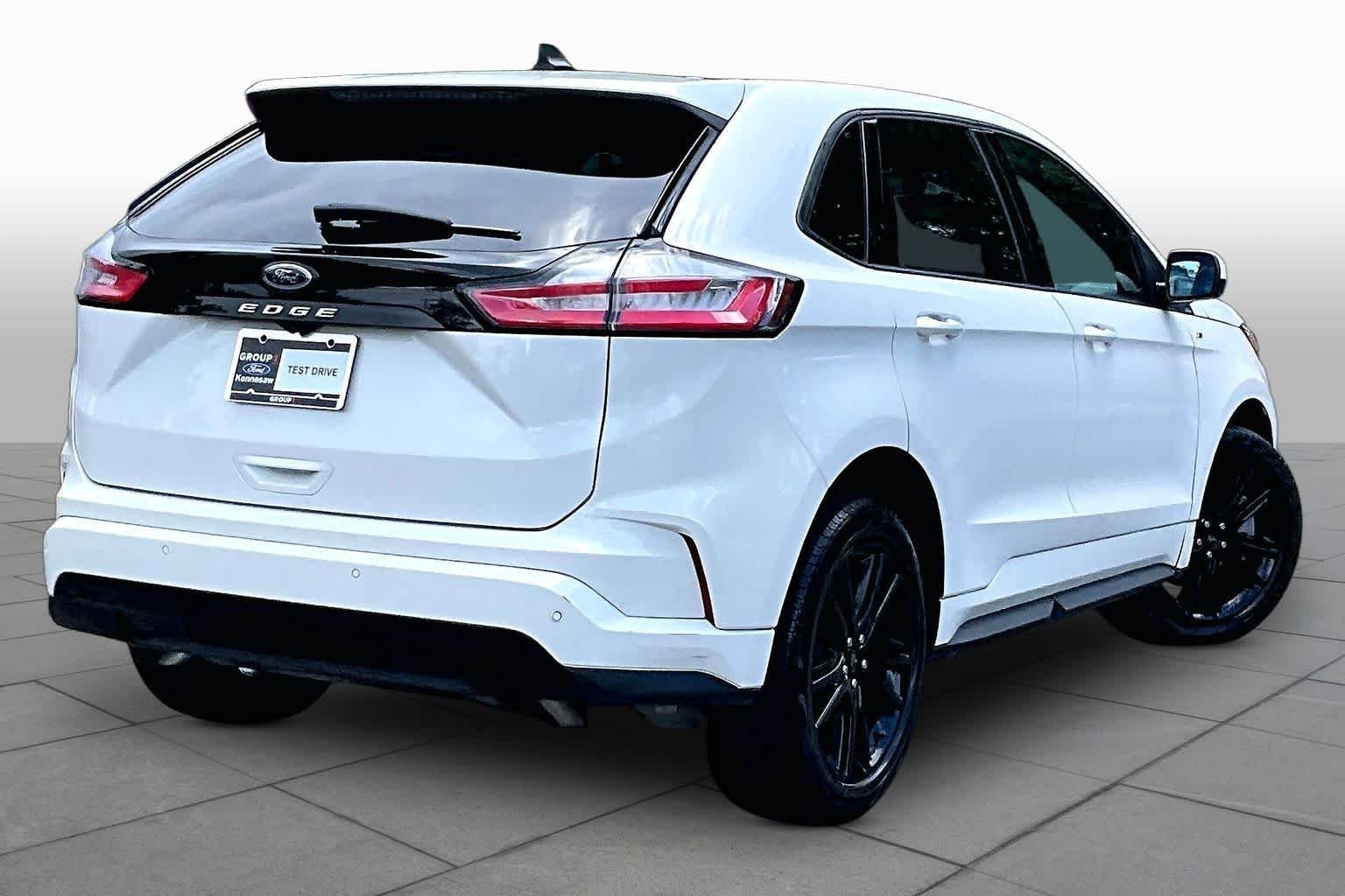 Used 2023 Star White Metallic Tri-Coat Ford ST-Line image 12