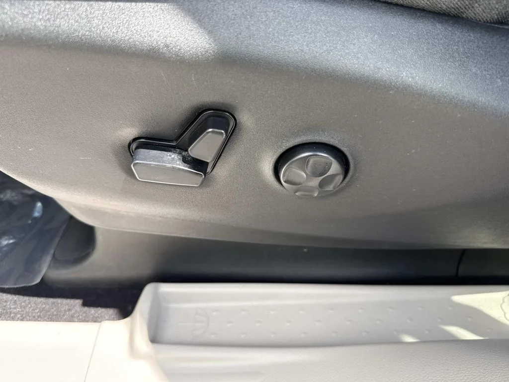 Used 2018 White Chrysler Touring L image 26