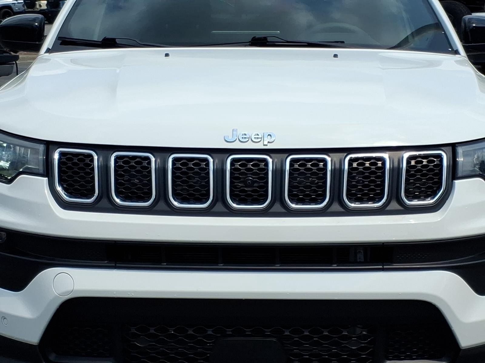 Used 2023 Bright White Clearcoat Jeep Latitude Lux image 15