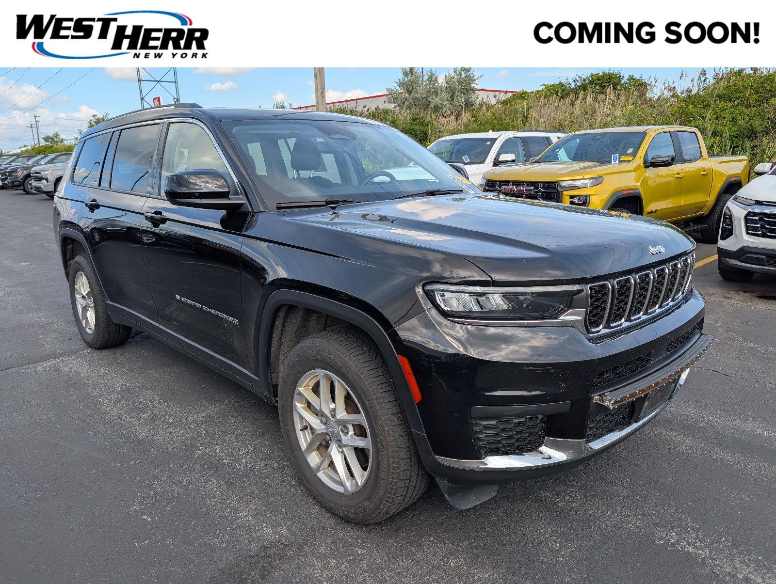 Used 2023 Diamond Black Crystal Pearlcoat Jeep Laredo image 1