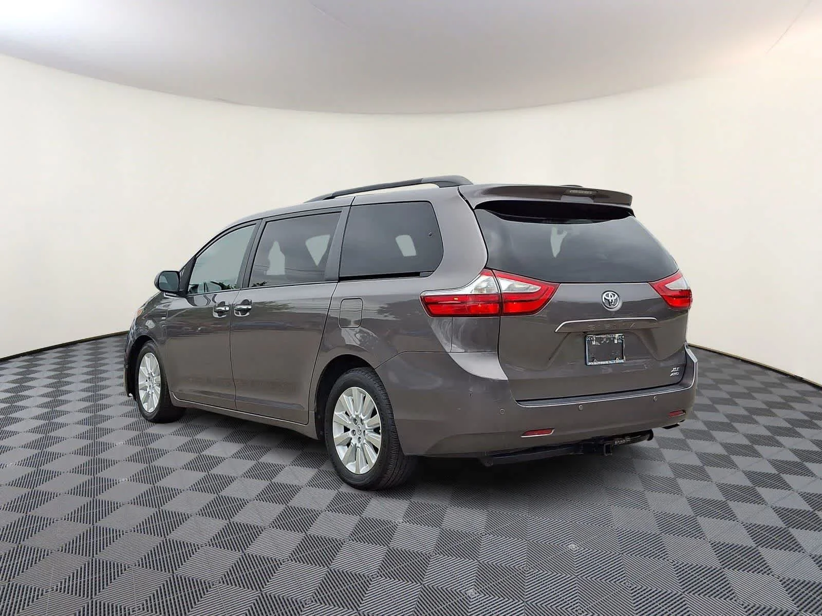 Used 2016 Predawn Gray Mica Toyota XLE Premium image 7