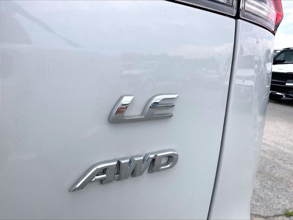 Used 2024 Wind Chill Pearl Toyota LE image 27