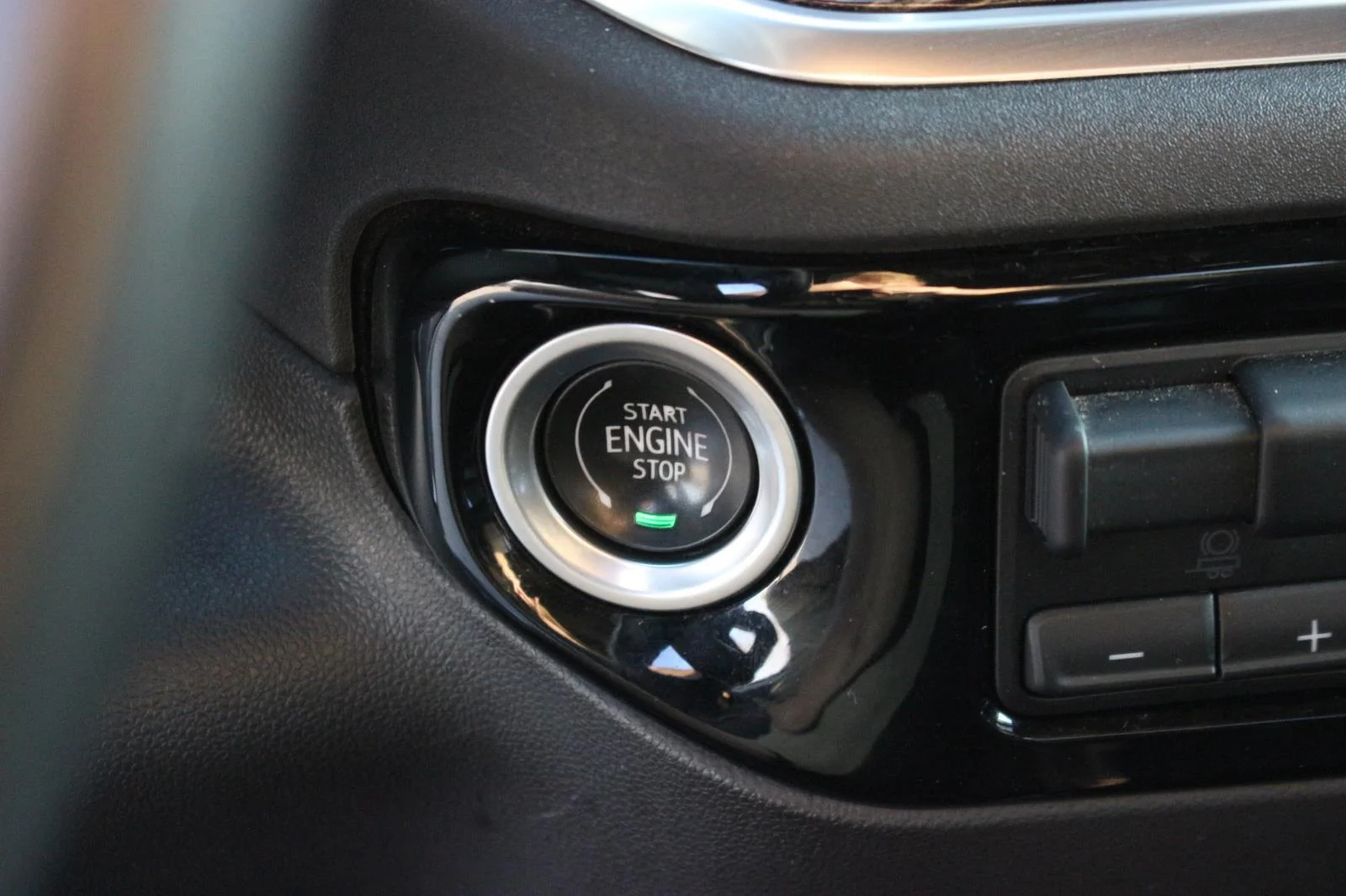 Used 2022 Quicksilver Metallic GMC Elevation image 29