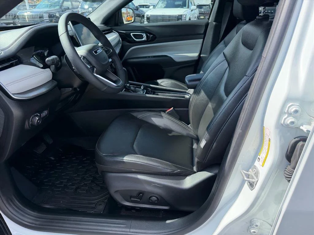 Used 2025 White Jeep Limited image 8