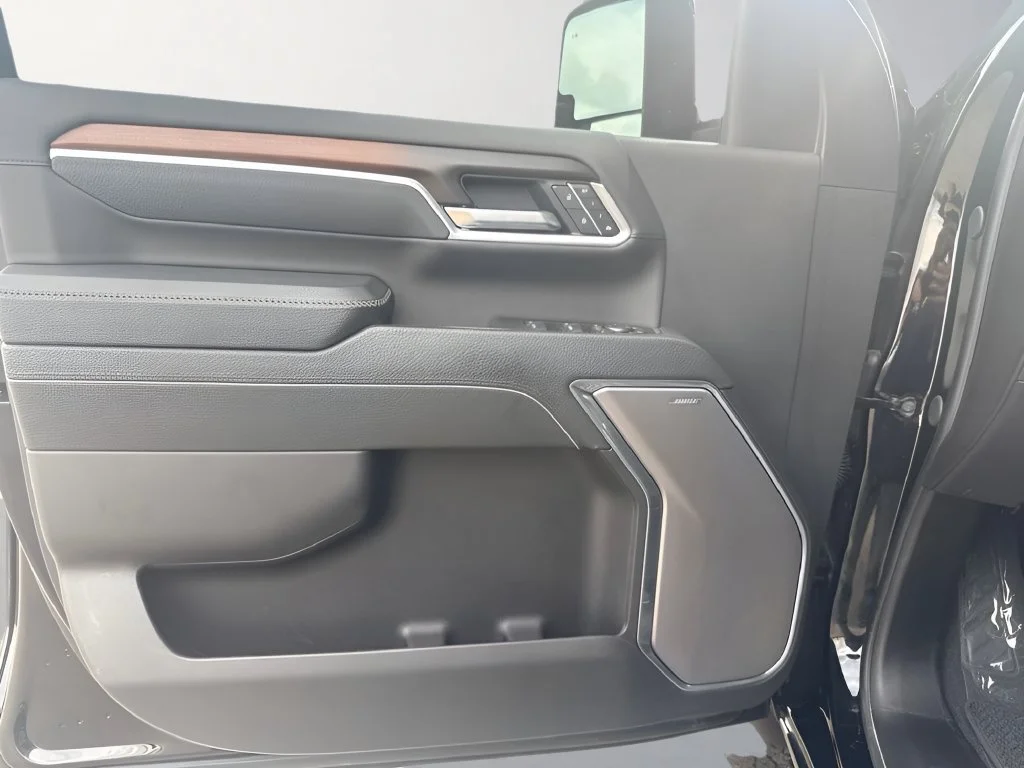 Used 2025 Onyx Black GMC Denali image 29