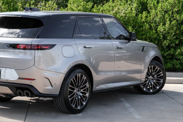 Certified Used 2024 Flux Silver SV Bespoke Ultra Metallic Gloss Land Rover SV Edition One Flux Silver image 15