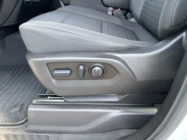 Used 2022 White Chevrolet Custom image 19