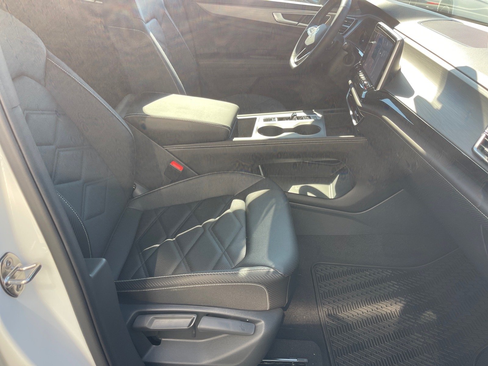 New 2026 Opal White Pearl Volkswagen SE image 18