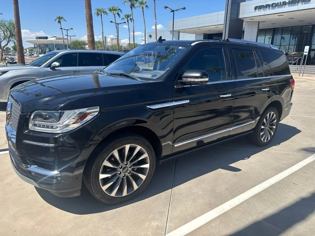 Used 2018 Black Lincoln Select image 1
