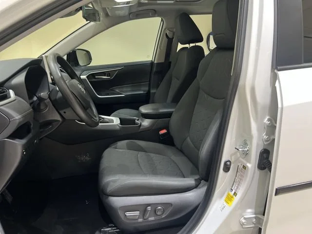 2025 Toyota RAV4 XLE - Photo 19