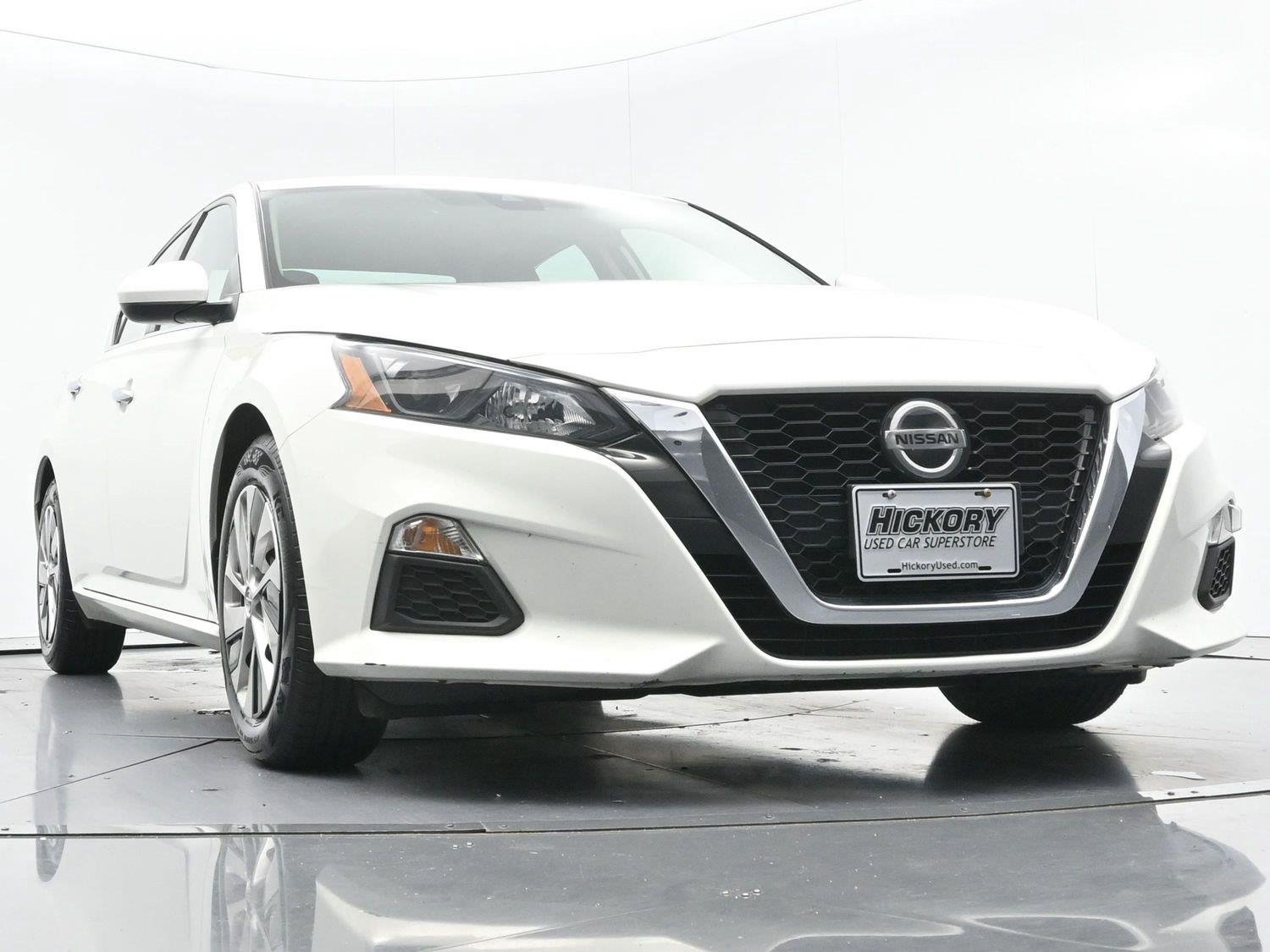 Used 2022 Glacier White Nissan 2.5 S image 39