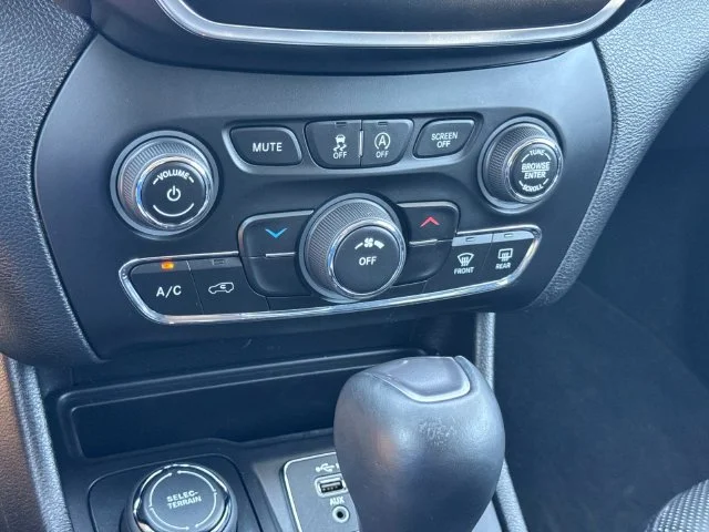 Used 2021 White Jeep Latitude Lux image 33
