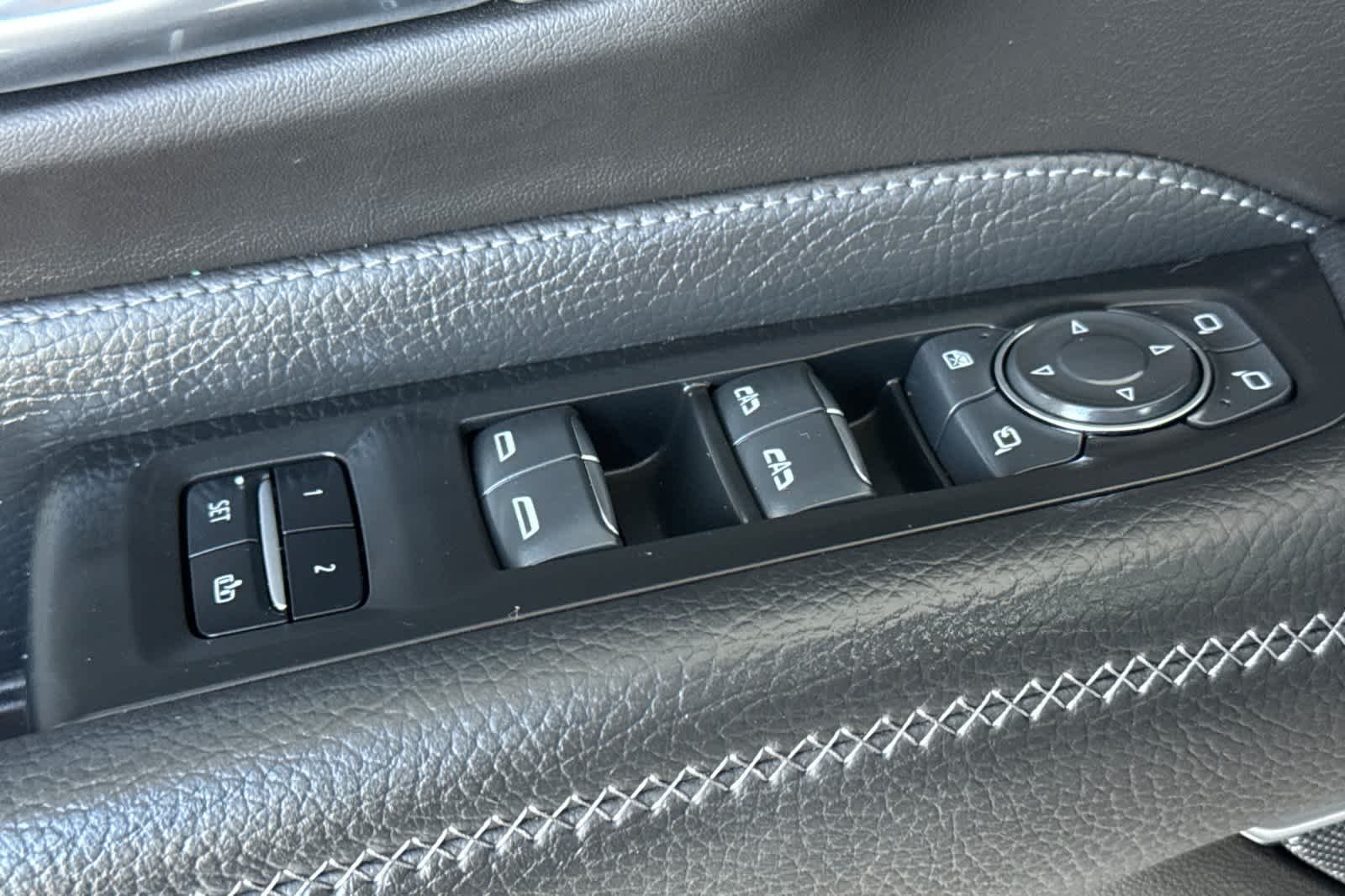 Used 2022 White Frost Tricoat GMC Denali image 13