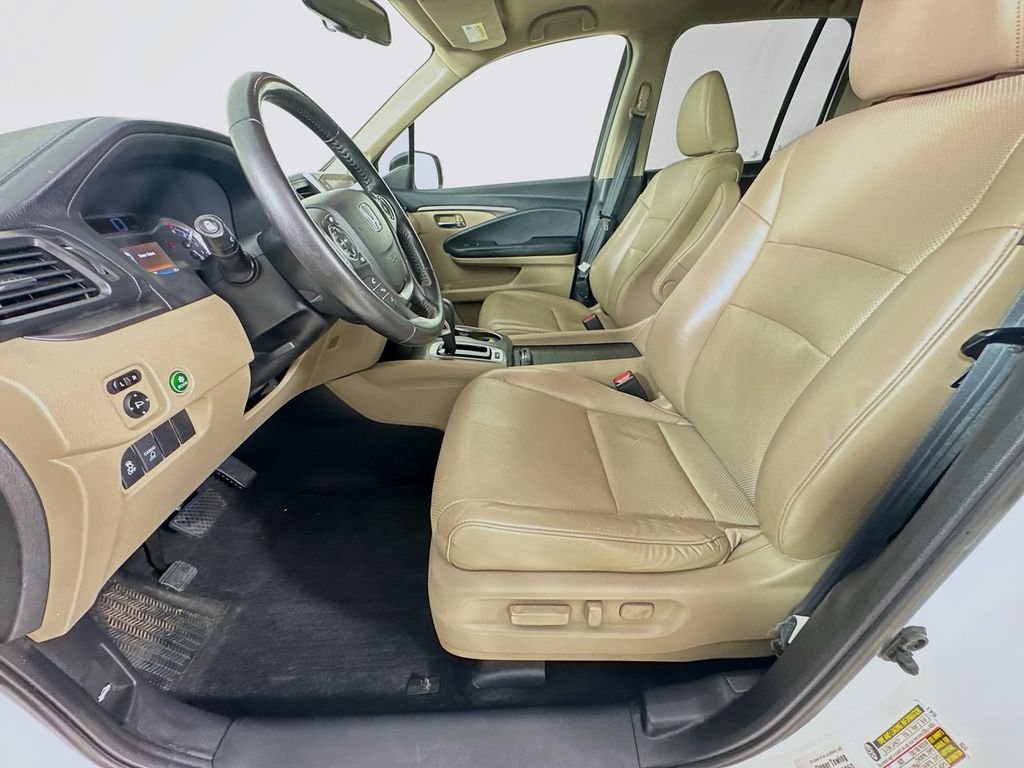 Used 2019 White Diamond Honda RTL-T image 26