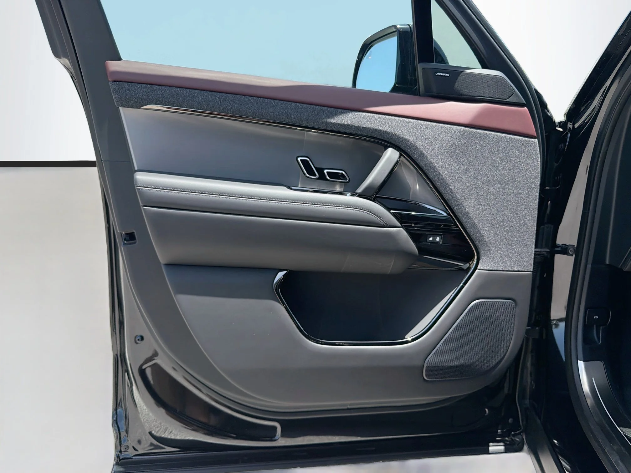 New 2026 Santorini Black Land Rover Dynamic SE image 23