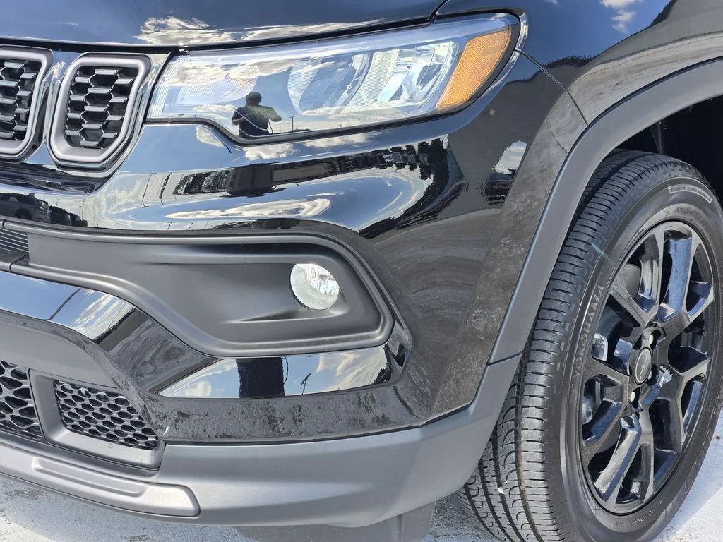 New 2026 Diamond Black Crystal Pearlcoat Jeep Latitude Altitude image 6